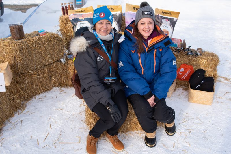 Daglig leder i Finnmarksløpet, Svanhild Pedesen (t.v.) er svært glad for å ha Appetitt og Maren Dahl med på laget. (Foto: Morten Broks)