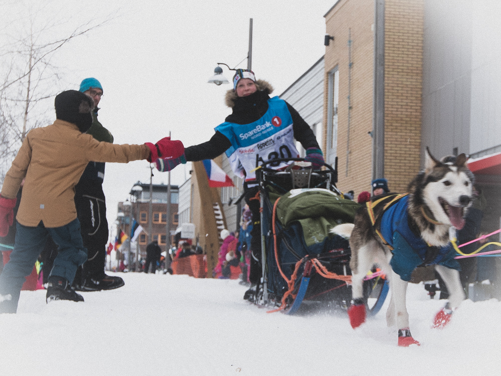 Britt Johanne Rundhaug fyker ut fra Alta ved starten av FL-500. (Foto: Natalie Broomfield)